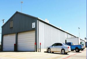 Lielas metāla ēkas